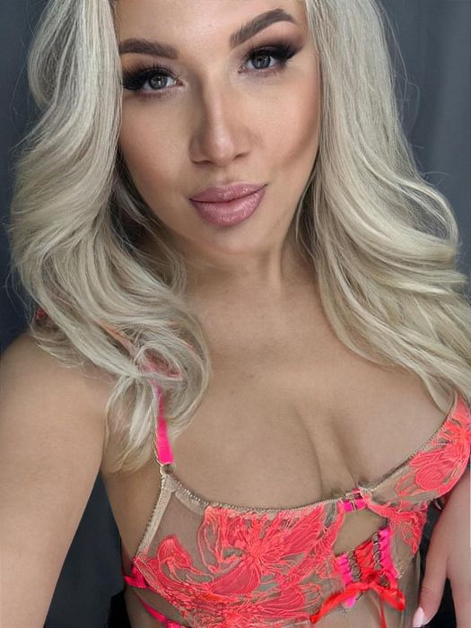 Сексуальные утехи на воде: стоит ли рискнуть с девушкой по вызову в бассейне?